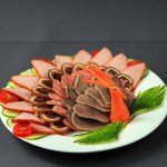 myasnoe-assorti-s-ovosshami