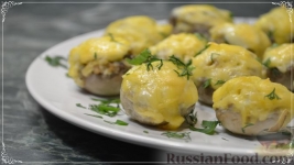 Фаршированные шампиньоны, запеченные 100г